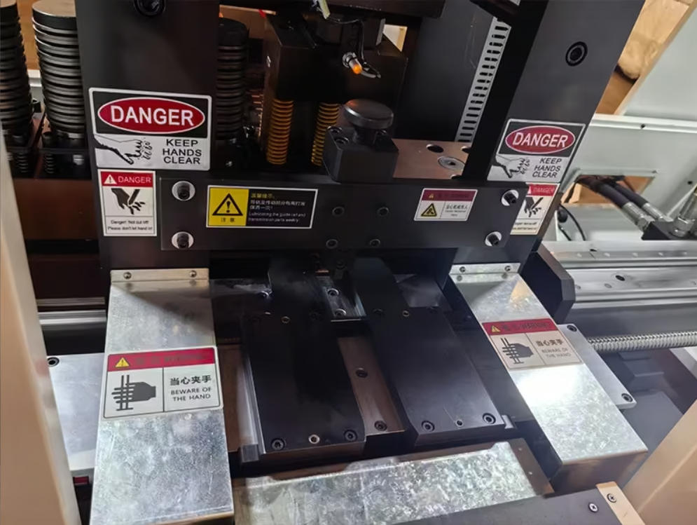 Automated Material Clamping Grippers Travel Path Visual Tracking